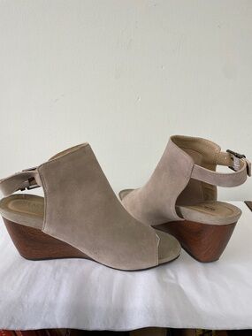 NWOT Kenneth‎ Cole Reaction Cake Jar Tan Leather Wedge Sandals Wood platform 8M